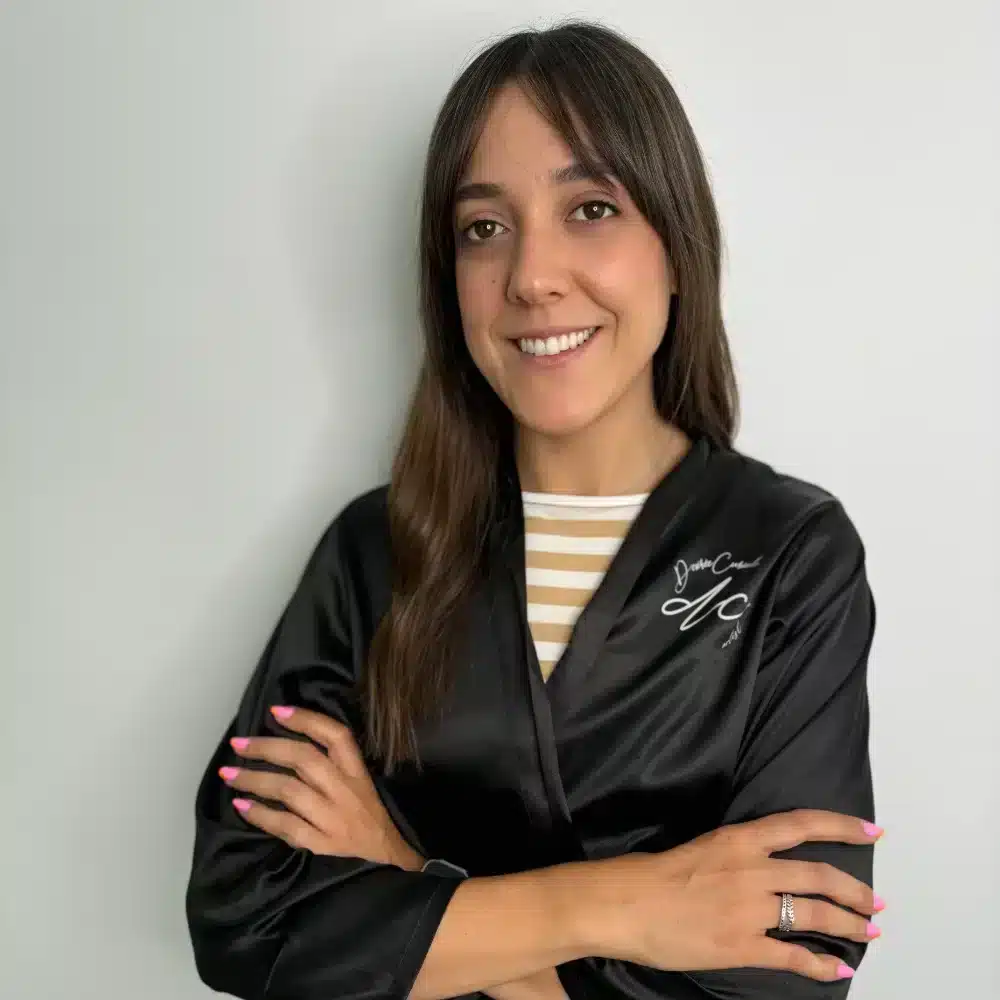 Raquel, especialista en extensiones de pestañas del Centro Desirée Curiale.