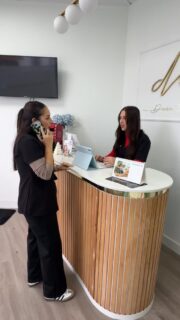 Cuando crees que tu compi ha llamado tonta a una clienta !!!!En los salones pasan DRAMAS … pero siempre con humor y buena vibra 💓💓💓